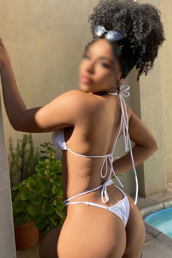 available escort girl Lena in Maldives